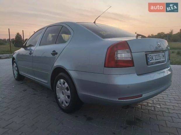 Синий Шкода Октавия, объемом двигателя 1.2 л и пробегом 250 тыс. км за 3600 $, фото 2 на Automoto.ua