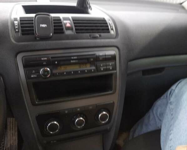 Синий Шкода Октавия, объемом двигателя 1.2 л и пробегом 242 тыс. км за 5600 $, фото 6 на Automoto.ua