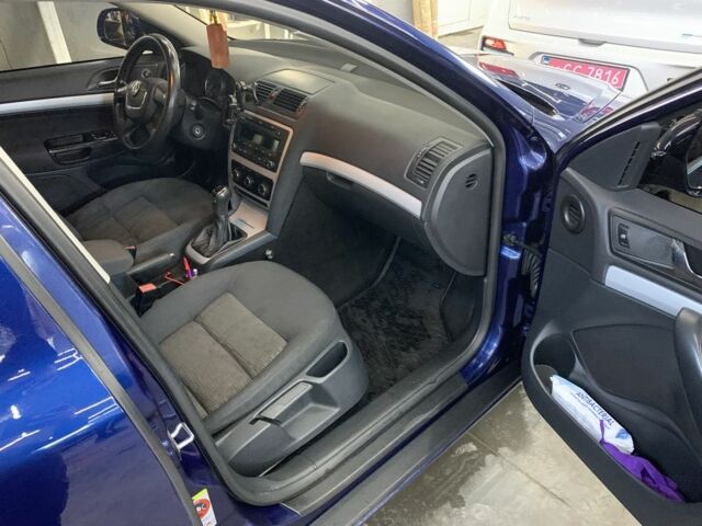 Синий Шкода Октавия, объемом двигателя 1.6 л и пробегом 303 тыс. км за 9000 $, фото 12 на Automoto.ua