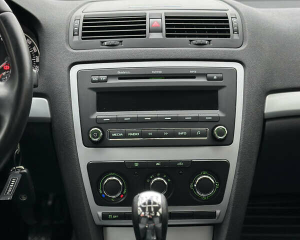 Синий Шкода Октавия, объемом двигателя 1.6 л и пробегом 235 тыс. км за 8200 $, фото 28 на Automoto.ua