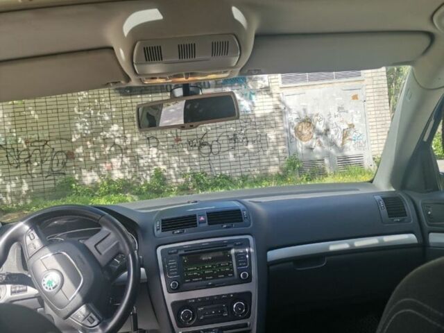 Синий Шкода Октавия, объемом двигателя 2 л и пробегом 227 тыс. км за 9800 $, фото 2 на Automoto.ua