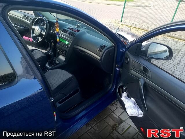 Синий Шкода Октавия, объемом двигателя 1.6 л и пробегом 245 тыс. км за 6900 $, фото 3 на Automoto.ua