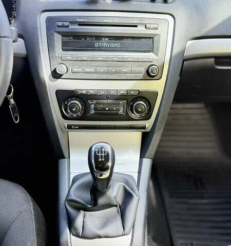 Шкода Октавия 2011 в Ужгороде на Automoto.ua Синий Шкода Октавия, объемом двигателя 1.6 л и пробегом 300 тыс. км за 7299 $, фото 4 на Automoto.ua