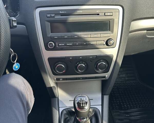 Шкода Октавия 2012 в Тячеве на Automoto.ua Синий Шкода Октавия, объемом двигателя 1.97 л и пробегом 238 тыс. км за 9300 $, фото 14 на Automoto.ua