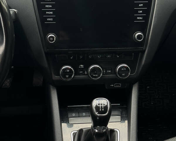 Синій Шкода Октавія, об'ємом двигуна 1.6 л та пробігом 258 тис. км за 12500 $, фото 11 на Automoto.ua