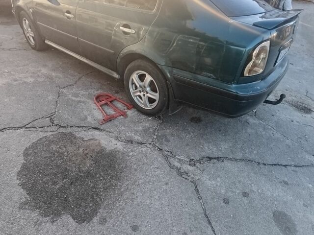 Зеленый Шкода Октавия, объемом двигателя 1.9 л и пробегом 425 тыс. км за 2600 $, фото 1 на Automoto.ua