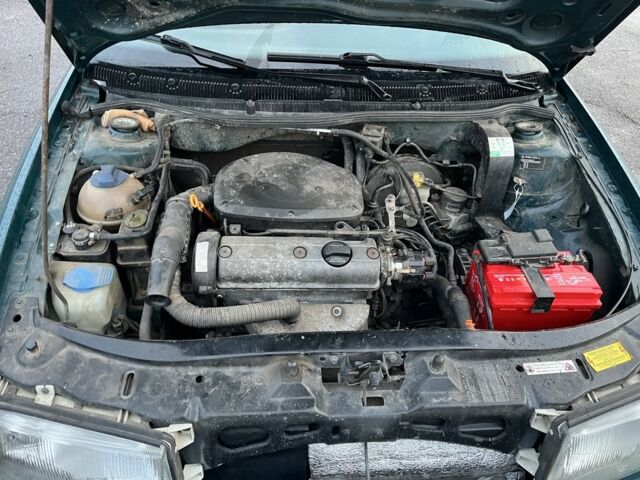 Зеленый Шкода Октавия, объемом двигателя 1.6 л и пробегом 260 тыс. км за 3750 $, фото 5 на Automoto.ua