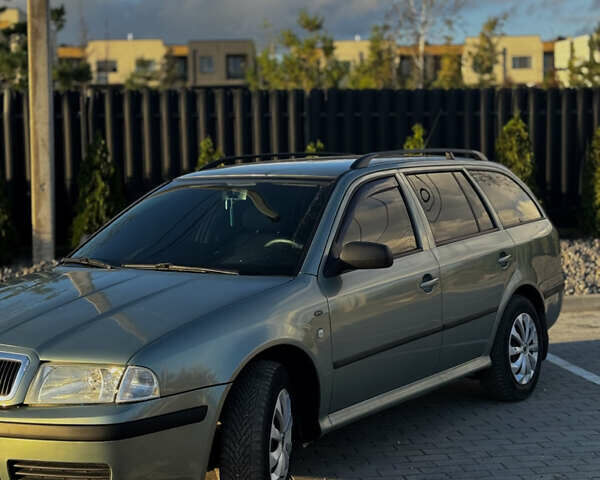 Зеленый Шкода Октавия, объемом двигателя 1.6 л и пробегом 239 тыс. км за 3999 $, фото 2 на Automoto.ua