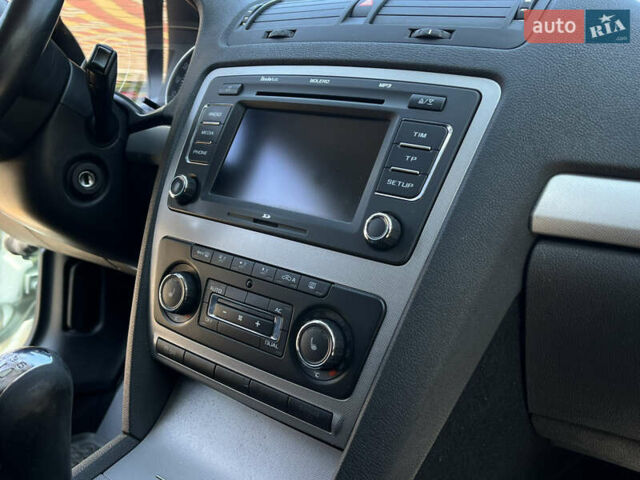 Зелений Шкода Октавія, об'ємом двигуна 1.6 л та пробігом 306 тис. км за 7000 $, фото 9 на Automoto.ua