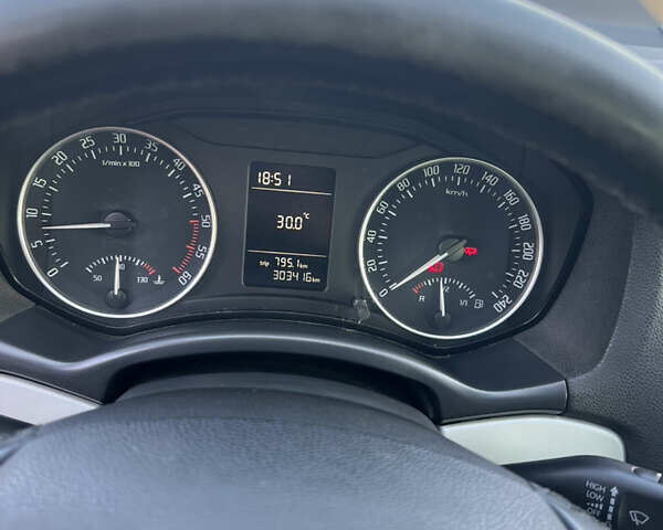 Зеленый Шкода Октавия, объемом двигателя 1.6 л и пробегом 303 тыс. км за 8100 $, фото 12 на Automoto.ua