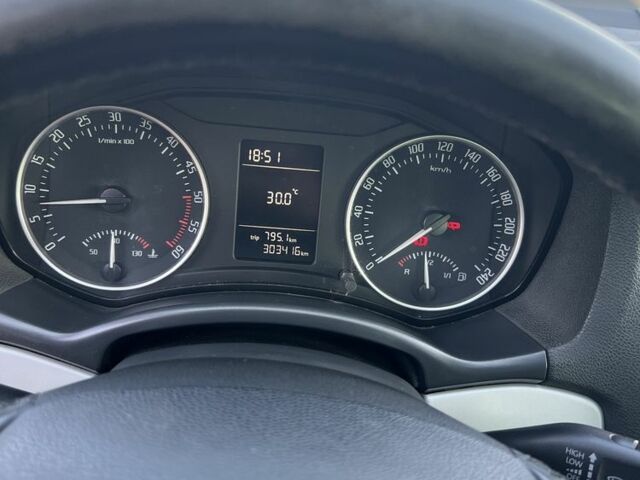 Зеленый Шкода Октавия, объемом двигателя 1.6 л и пробегом 303 тыс. км за 8000 $, фото 5 на Automoto.ua