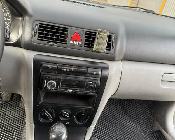 Зеленый Шкода Октавия, объемом двигателя 1.98 л и пробегом 235 тыс. км за 4700 $, фото 16 на Automoto.ua