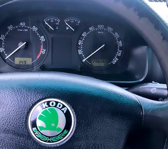 Зеленый Шкода Октавия, объемом двигателя 1.6 л и пробегом 226 тыс. км за 5200 $, фото 5 на Automoto.ua