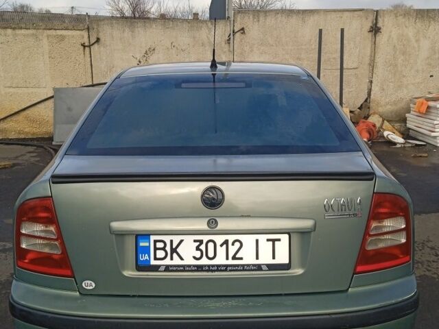 Зеленый Шкода Октавия, объемом двигателя 1.6 л и пробегом 370 тыс. км за 3800 $, фото 2 на Automoto.ua
