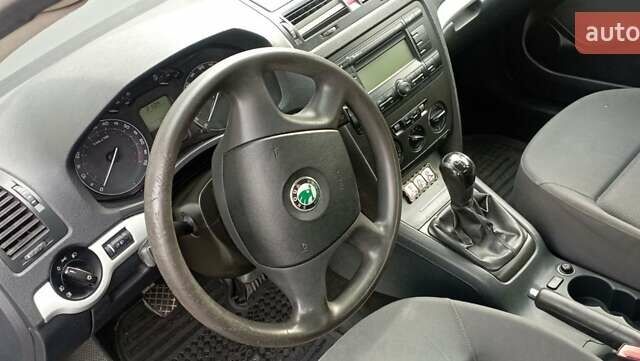 Зеленый Шкода Октавия, объемом двигателя 1.6 л и пробегом 287 тыс. км за 5600 $, фото 5 на Automoto.ua