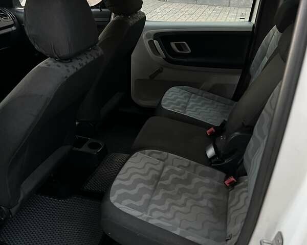 Белый Шкода Практик, объемом двигателя 1.2 л и пробегом 250 тыс. км за 2850 $, фото 5 на Automoto.ua