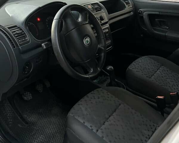 Белый Шкода Практик, объемом двигателя 1.2 л и пробегом 250 тыс. км за 2850 $, фото 6 на Automoto.ua