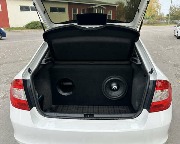 Білий Шкода Рапід, об'ємом двигуна 1.2 л та пробігом 230 тис. км за 8000 $, фото 1 на Automoto.ua