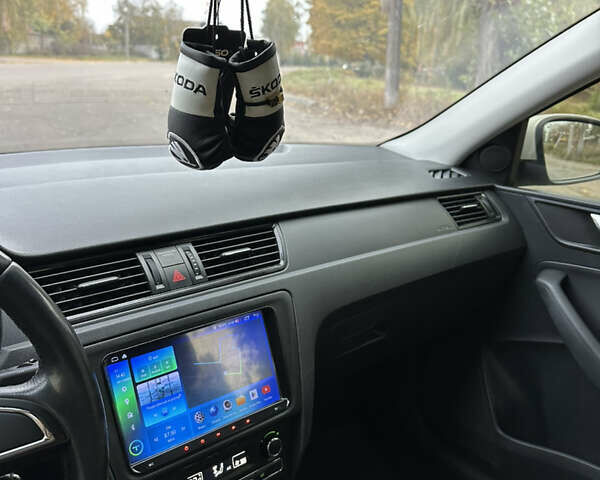 Білий Шкода Рапід, об'ємом двигуна 1.2 л та пробігом 230 тис. км за 8000 $, фото 8 на Automoto.ua