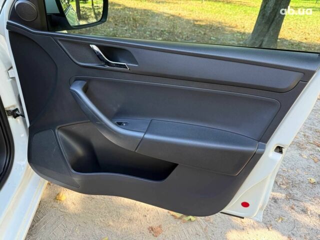 Білий Шкода Рапід, об'ємом двигуна 1.6 л та пробігом 374 тис. км за 6490 $, фото 18 на Automoto.ua