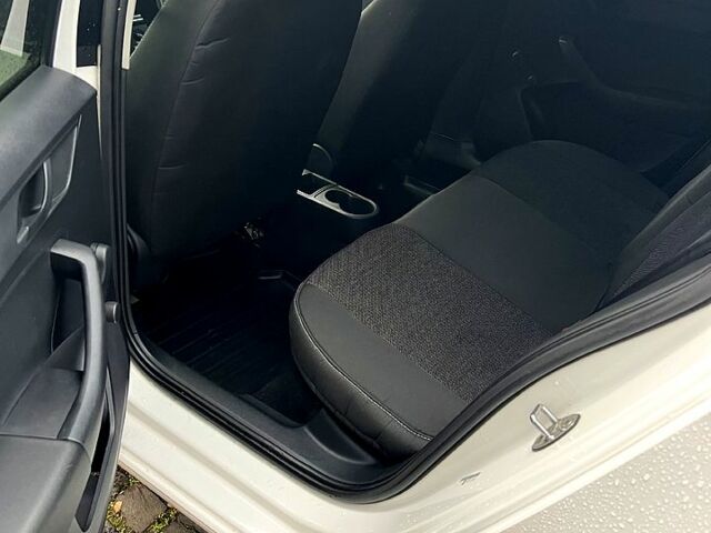 Белый Шкода Рапид, объемом двигателя 1.2 л и пробегом 240 тыс. км за 6750 $, фото 2 на Automoto.ua