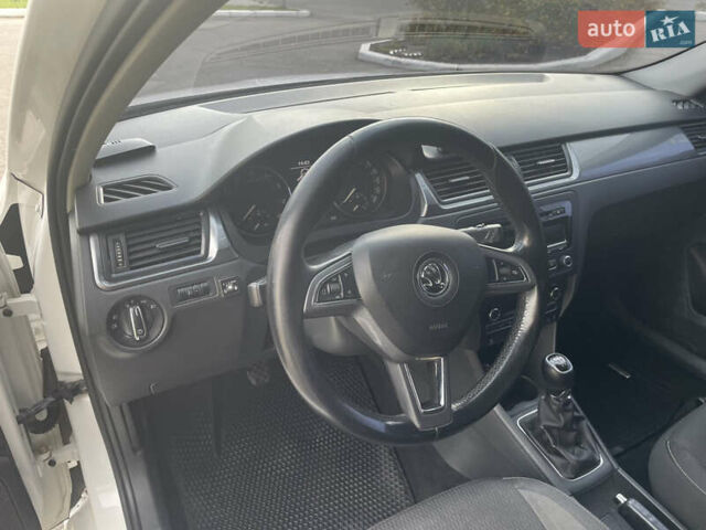 Белый Шкода Рапид, объемом двигателя 1.6 л и пробегом 210 тыс. км за 8500 $, фото 6 на Automoto.ua