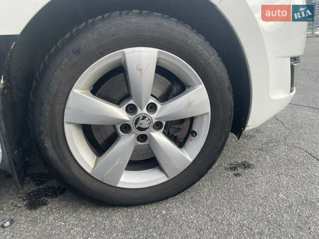 Белый Шкода Рапид, объемом двигателя 1.6 л и пробегом 210 тыс. км за 8500 $, фото 12 на Automoto.ua