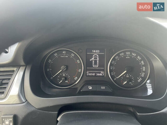 Белый Шкода Рапид, объемом двигателя 1.6 л и пробегом 210 тыс. км за 8500 $, фото 7 на Automoto.ua