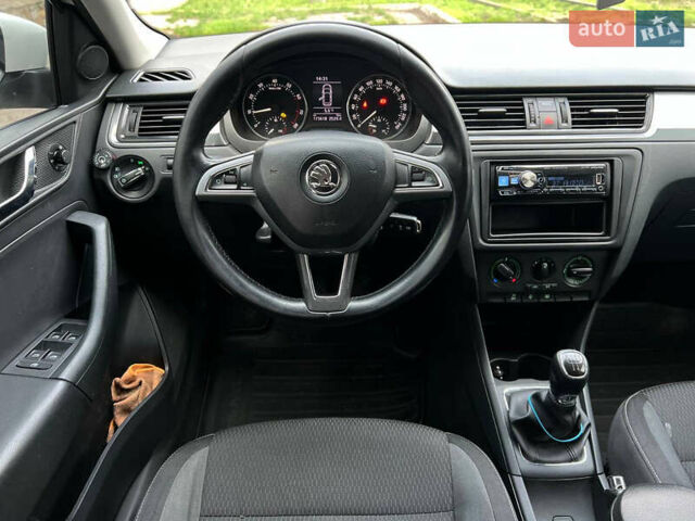 Белый Шкода Рапид, объемом двигателя 1.2 л и пробегом 192 тыс. км за 6500 $, фото 23 на Automoto.ua