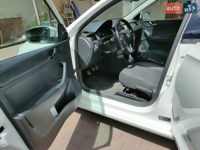 Білий Шкода Рапід, об'ємом двигуна 1.6 л та пробігом 233 тис. км за 6900 $, фото 7 на Automoto.ua