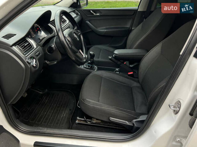 Белый Шкода Рапид, объемом двигателя 1.2 л и пробегом 192 тыс. км за 6500 $, фото 24 на Automoto.ua