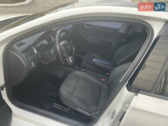 Белый Шкода Рапид, объемом двигателя 1.6 л и пробегом 210 тыс. км за 8500 $, фото 5 на Automoto.ua