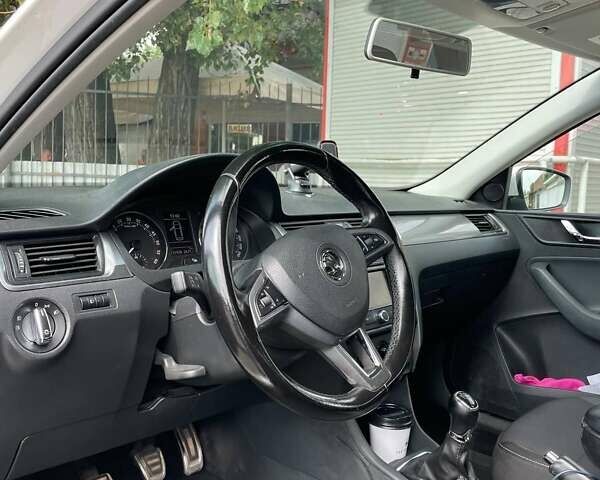 Белый Шкода Рапид, объемом двигателя 1.6 л и пробегом 240 тыс. км за 7000 $, фото 4 на Automoto.ua