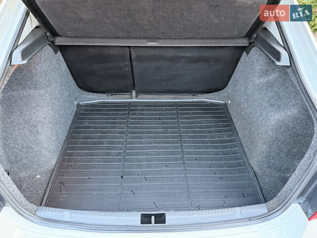 Белый Шкода Рапид, объемом двигателя 1.6 л и пробегом 220 тыс. км за 6500 $, фото 18 на Automoto.ua