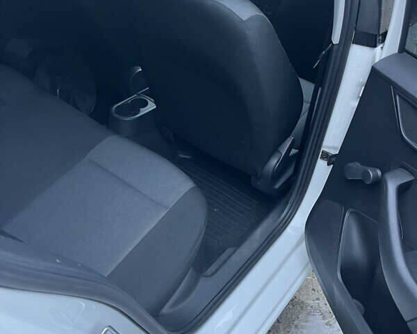 Белый Шкода Рапид, объемом двигателя 1.42 л и пробегом 239 тыс. км за 6800 $, фото 10 на Automoto.ua