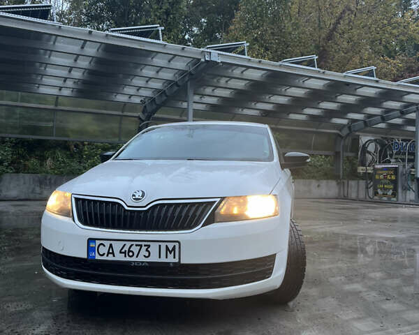 Белый Шкода Рапид, объемом двигателя 1.42 л и пробегом 239 тыс. км за 6800 $, фото 2 на Automoto.ua