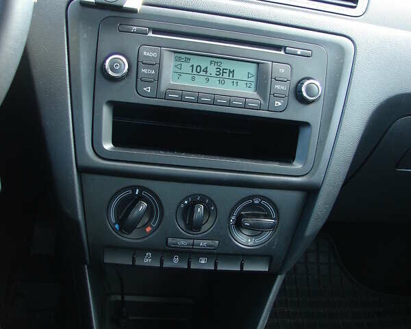 Білий Шкода Рапід, об'ємом двигуна 1.6 л та пробігом 225 тис. км за 7700 $, фото 15 на Automoto.ua