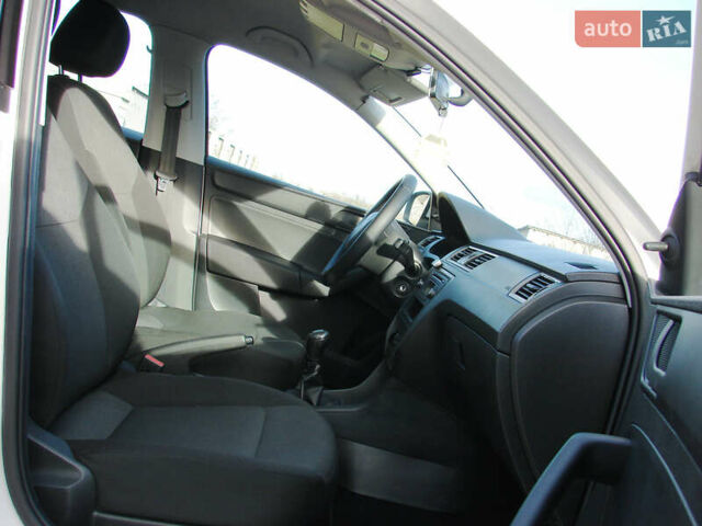 Білий Шкода Рапід, об'ємом двигуна 1.6 л та пробігом 225 тис. км за 7700 $, фото 16 на Automoto.ua