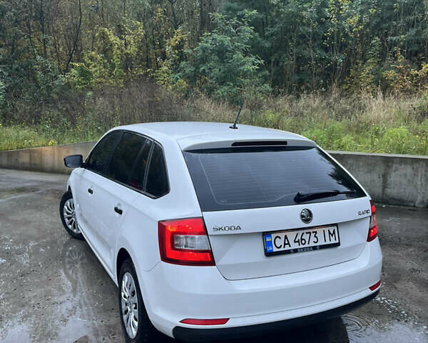 Белый Шкода Рапид, объемом двигателя 1.42 л и пробегом 239 тыс. км за 6800 $, фото 3 на Automoto.ua