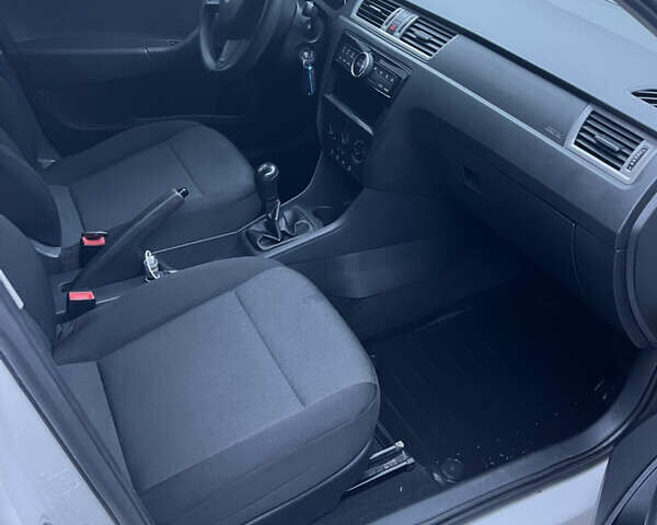 Белый Шкода Рапид, объемом двигателя 1.42 л и пробегом 239 тыс. км за 6800 $, фото 11 на Automoto.ua