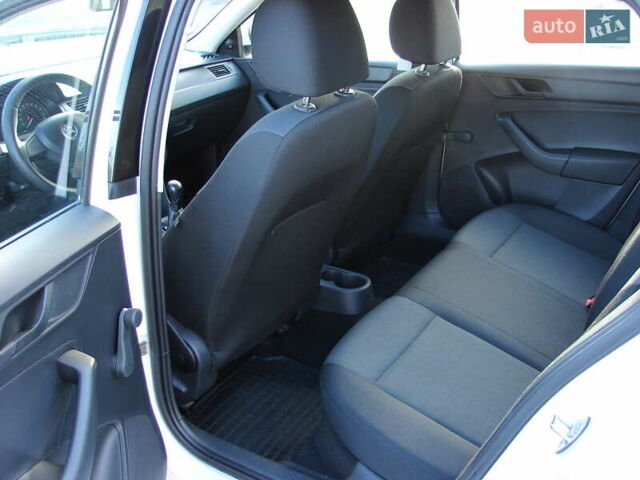 Білий Шкода Рапід, об'ємом двигуна 1.6 л та пробігом 225 тис. км за 7700 $, фото 20 на Automoto.ua