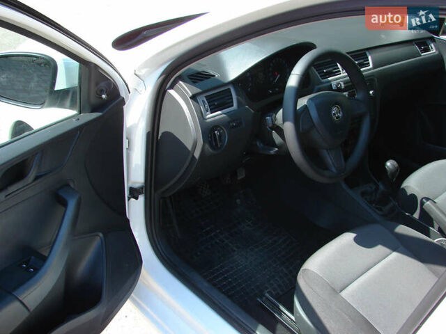 Белый Шкода Рапид, объемом двигателя 1.6 л и пробегом 223 тыс. км за 8300 $, фото 9 на Automoto.ua
