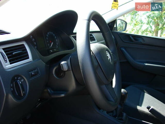 Белый Шкода Рапид, объемом двигателя 1.6 л и пробегом 223 тыс. км за 8300 $, фото 10 на Automoto.ua