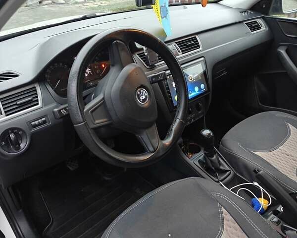 Белый Шкода Рапид, объемом двигателя 1.6 л и пробегом 207 тыс. км за 7500 $, фото 11 на Automoto.ua