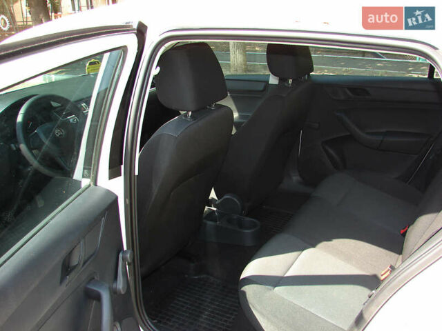 Белый Шкода Рапид, объемом двигателя 1.6 л и пробегом 223 тыс. км за 8300 $, фото 12 на Automoto.ua