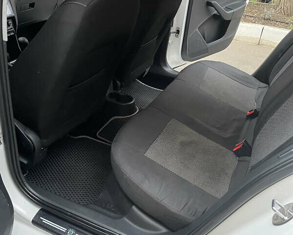 Білий Шкода Рапід, об'ємом двигуна 1.2 л та пробігом 209 тис. км за 6700 $, фото 6 на Automoto.ua