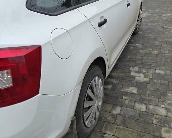 Белый Шкода Рапид, объемом двигателя 1.6 л и пробегом 207 тыс. км за 7500 $, фото 4 на Automoto.ua