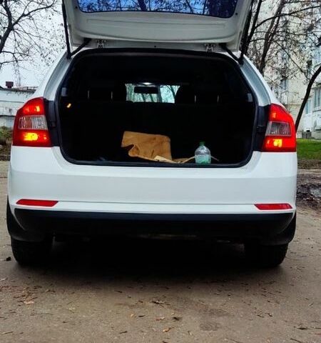 Белый Шкода Рапид, объемом двигателя 1.6 л и пробегом 200 тыс. км за 7600 $, фото 5 на Automoto.ua