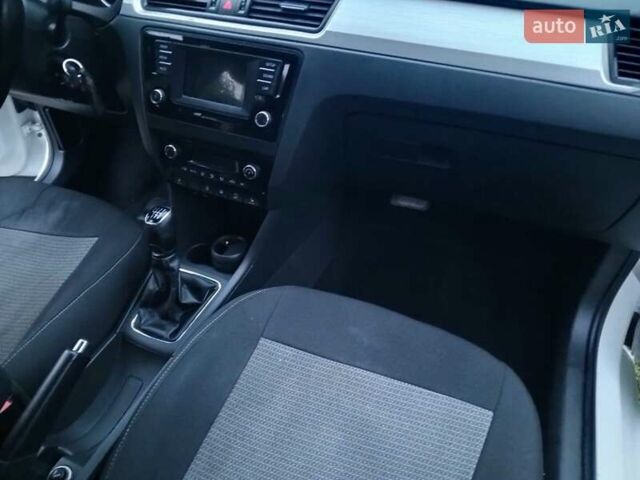 Белый Шкода Рапид, объемом двигателя 1.2 л и пробегом 220 тыс. км за 7500 $, фото 7 на Automoto.ua