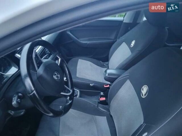 Белый Шкода Рапид, объемом двигателя 1.2 л и пробегом 220 тыс. км за 7500 $, фото 10 на Automoto.ua